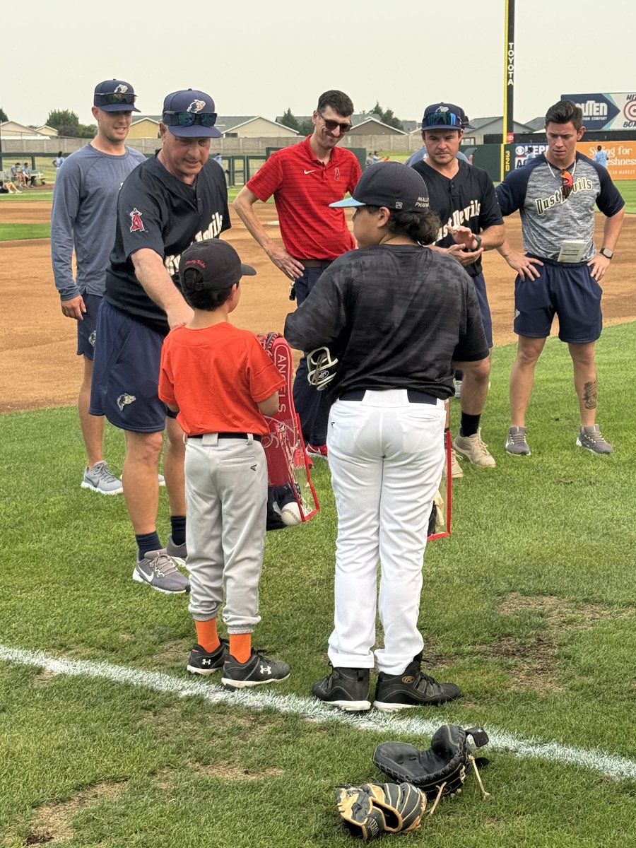 TC_DustDevils's tweet image. Today's Angels Teammates, Liam & Logan, got a little taste of the pro ball life today before the game! They got to sit in on ball talk, gained some wisdom from the great Trevor Nyp, and eat dinner with the guys. Thanks for coming out boys! #tcdustdevils