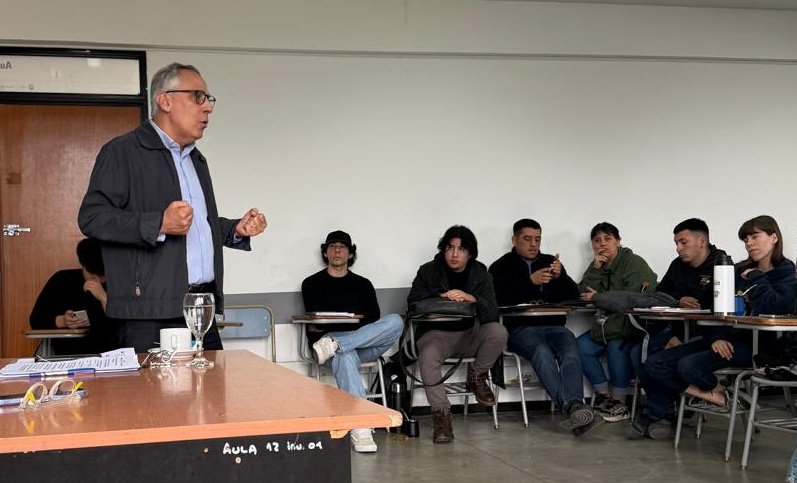 pedropprada's tweet photo. Agradezco a Facultad de Periodismo de Universidad de la Plata y a sus lúcidos estudiantes haber acogido mi conferencia sobre Comunicación política y pública en el escenario de una #Cuba🇨🇺 bloqueada. La verdad se abre paso frente a los que mienten, manipulan, consienten o callan https://t.co/eP2Ubu29Ba