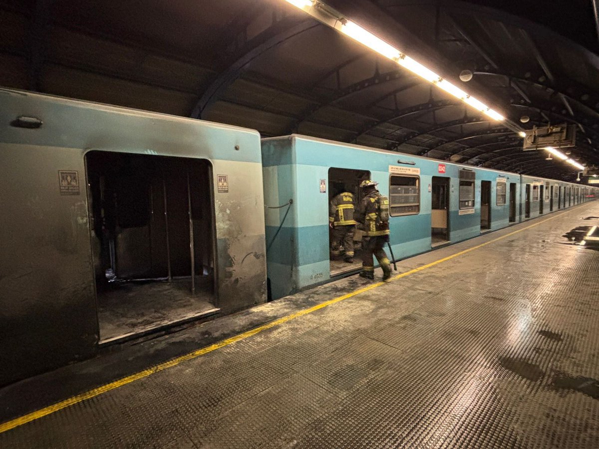 jorgevamaceda73's tweet photo. @metrodesantiago Así quedó el carro del Tren de Línea 5 Metro de Santiago https://t.co/fuxPJmFf41