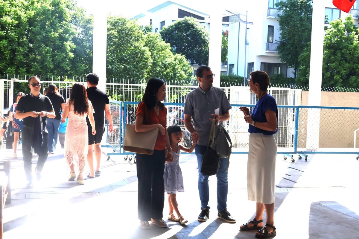 FranceAuVietnam's tweet photo. 🎒☀️ Rentrée au Lycée français Alexandre Yersin de Hanoï !
1185 élèves, de la maternelle à la terminale, ont repris le chemin de l’école sous un beau soleil.
👏 Excellente année scolaire à tous les #élèves et #enseignants du #LFAY et partout au #Vietnam !
@aefeinfo https://t.co/JDJAJt0e3I