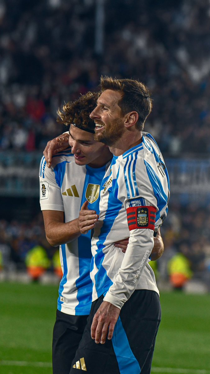 ⁴ᵏ Lionel Messi y Julián Álvarez.