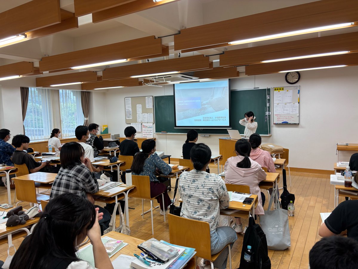 junseien's tweet photo. 【2年目職員！講師登壇🌟】
町田福祉保育専門学校にて、卒業生である当法人の2年目職員がゲストティーチャーとして登壇しました！
職場である定期巡回について堂々と後輩たちに説明をする姿はとても頼もしかったです😢✨
#介護職 #講師 https://t.co/lkWnHioYRc