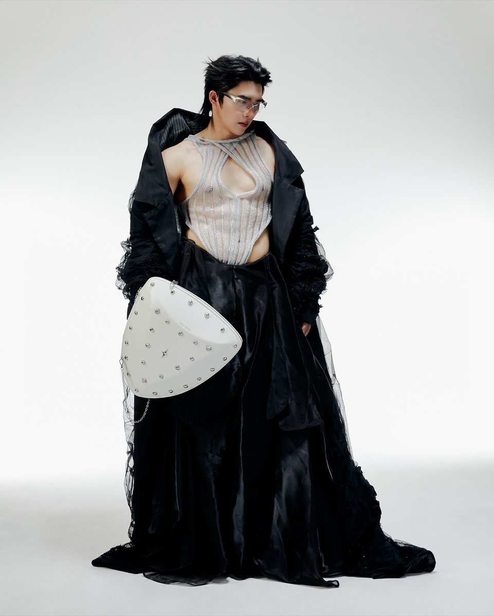 イベントの時、細いな〜………とか思ってたけど、脱いだらぜんぜんがっしりなんですね〜🫠

あと脚についてるのは盾……？