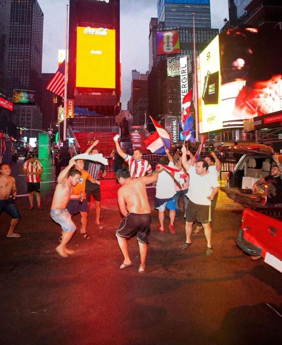 🥳🤩 Los perros en la previa del Mundial en el Time Square de New York 🇺🇸 

🇵🇾 VAMOS #PARAGUAY 🇵🇾