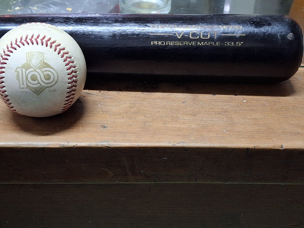 PapiBreaker's tweet image. #lmbxespn @EitanBenezra @JESanchez_ESPN el bate me lo regalo el niño Perez, claro, estaba quebrado y la pelota me la dio Contreras, que abrió ayer por diablos.