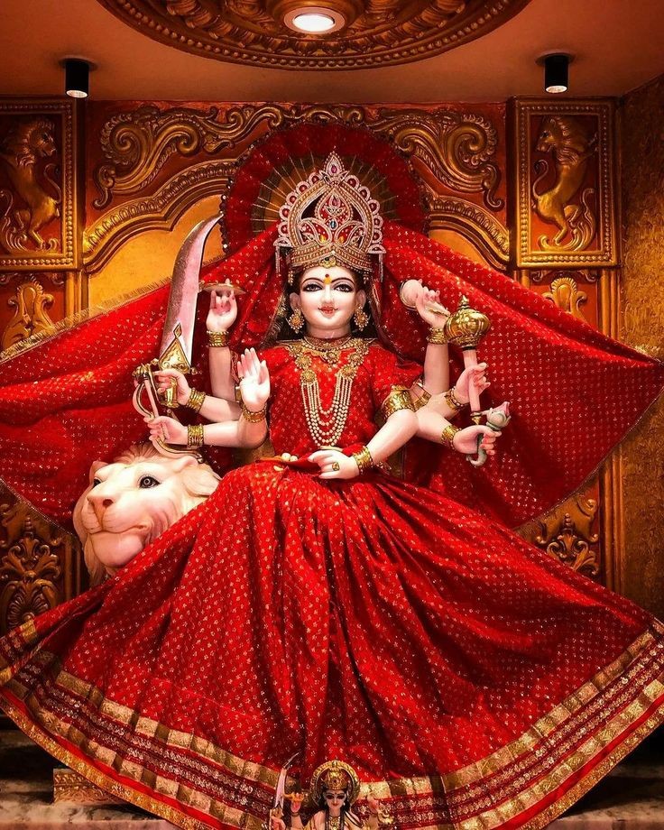 माँ दुर्गा शक्ति और साहस की देवी हैं। उन्हें "शक्ति" का प्रतीक माना जाता है। माँ दुर्गा के नौ रूप होते हैं जिन्हें नवरात्रि में पूजते हैं। वे असुरों का नाश कर धर्म और न्याय की रक्षा करती हैं। माँ सिंह पर सवार होकर दसों हाथों में अस्त्र-शस्त्र धारण करती हैं ।
🌸🌸जय माता दी 🙏