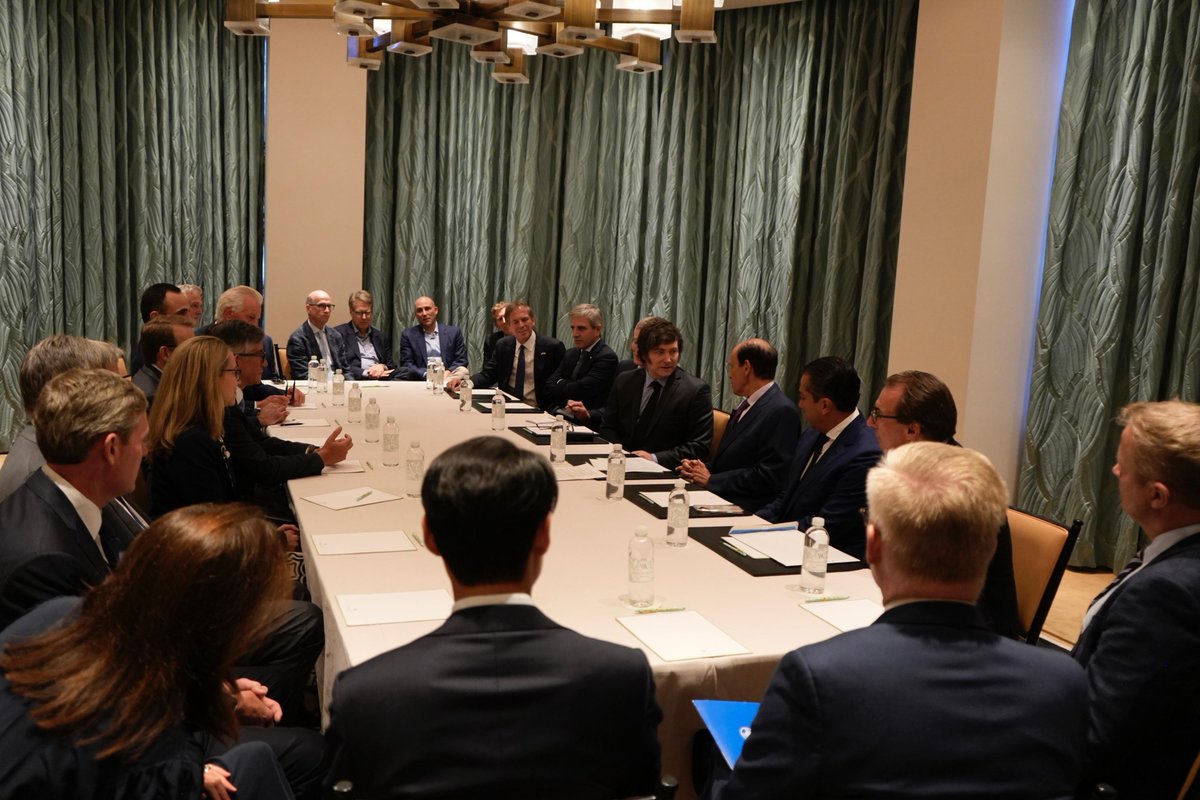 Mia 🍋 (@mialygosa) on Twitter photo 🇦🇷🤝🇺🇸 | El Presidente Javier Milei mantuvo una reunión en L.A con empresarios y autoridades de JP Morgan, Amazon, VISA, Coinbase, Paramount, Chevron, Discovery Capital Management, entre otras empresas y organizaciones estadounidenses.
<a href="/JMilei/">Javier Milei</a> | <a href="/LuisCaputoAR/">totocaputo</a> 🇦🇷🤝🇺🇸 | El Presidente Javier Milei mantuvo una reunión en L.A con empresarios y autoridades de JP Morgan, Amazon, VISA, Coinbase, Paramount, Chevron, Discovery Capital Management, entre otras empresas y organizaciones estadounidenses.
<a href="/JMilei/">Javier Milei</a> | <a href="/LuisCaputoAR/">totocaputo</a>