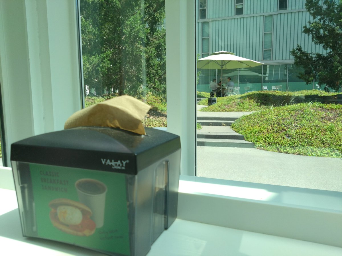 CbearMini's tweet image. 大学のカフェテリアで頂いたラズベリージュースとマッシュルーム揚げです😊