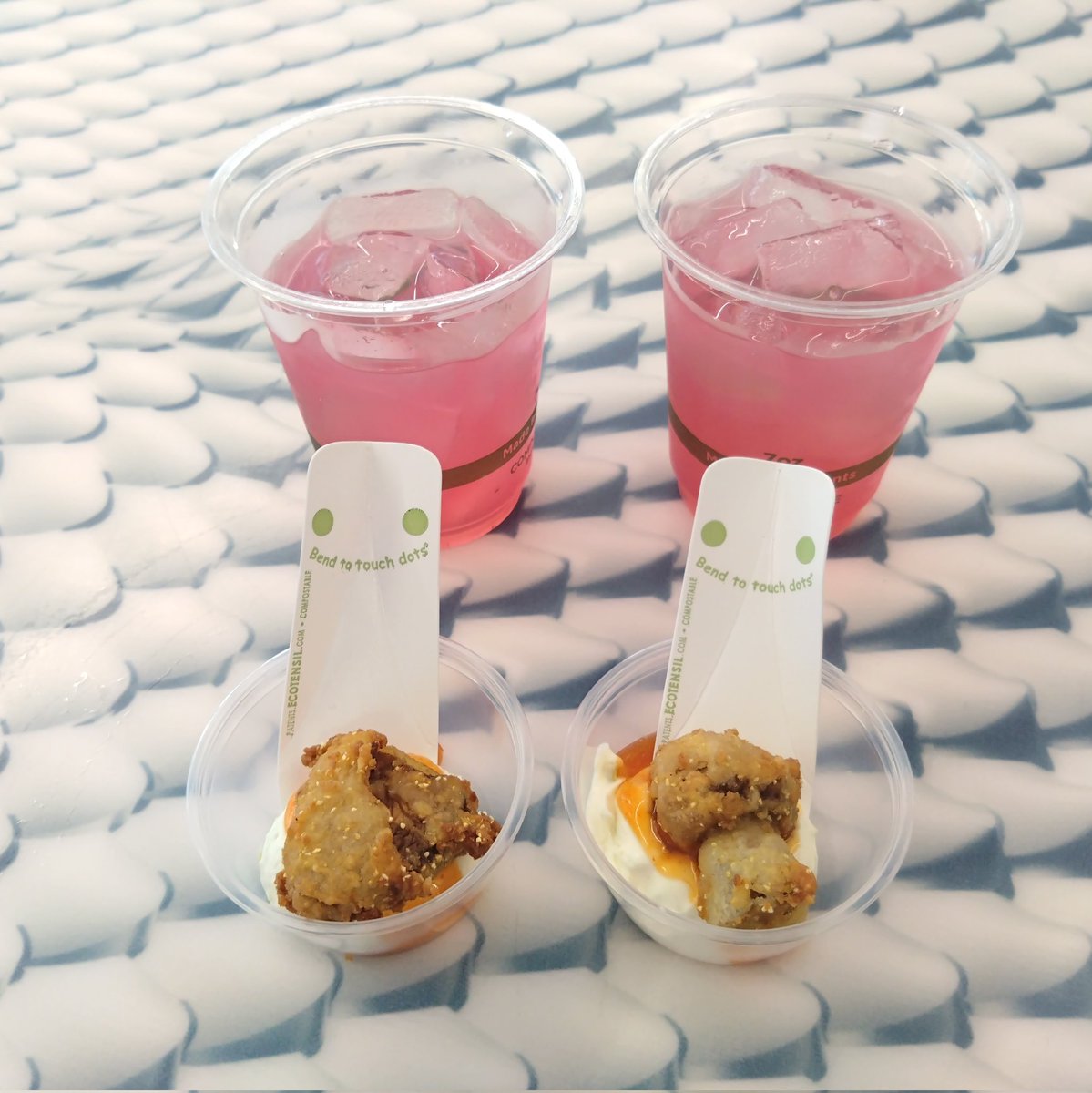 CbearMini's tweet image. 大学のカフェテリアで頂いたラズベリージュースとマッシュルーム揚げです😊