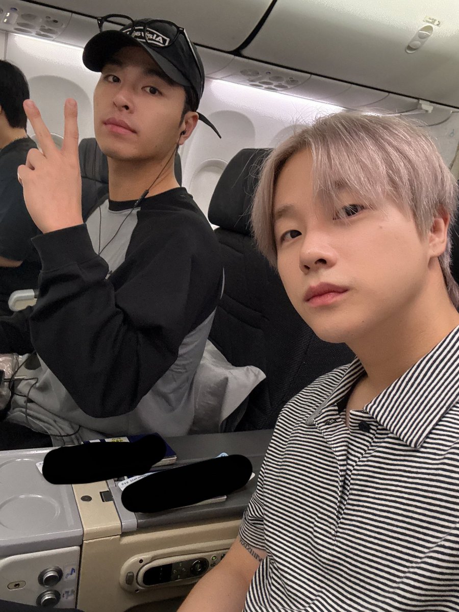 jiwonscherry's tweet photo. JINHWAN UPDATE SELCA WITH JUNHOE✨✨ https://t.co/XHwHQqnvRb