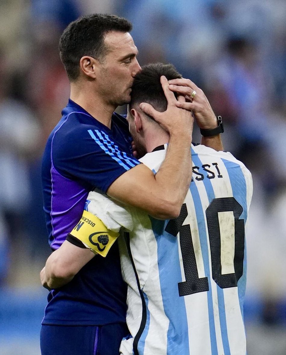 VerticalScout's tweet photo. The first to recognize geniuses are always other geniuses. Messi knew from the very beginning that Scaloni was one of his kind, someone who could change his story with the national team. https://t.co/xvZfyzatkK