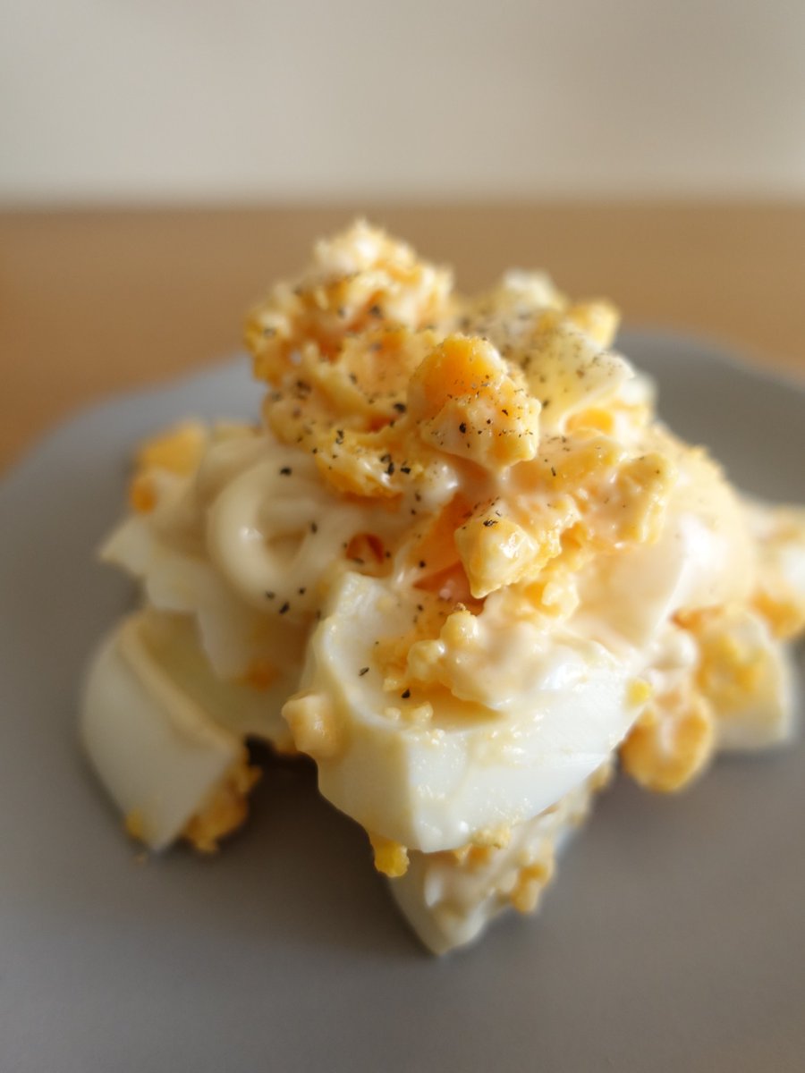 燻製マヨのたまごサラダでお箸が止まらない😋
これがあればタルタルにもサンドイッチにもおつまみにも🍺
ゆで卵を大きめにくずして、燻製マヨネーズ・塩・こしょうで味をととのえるだけでできあがり！