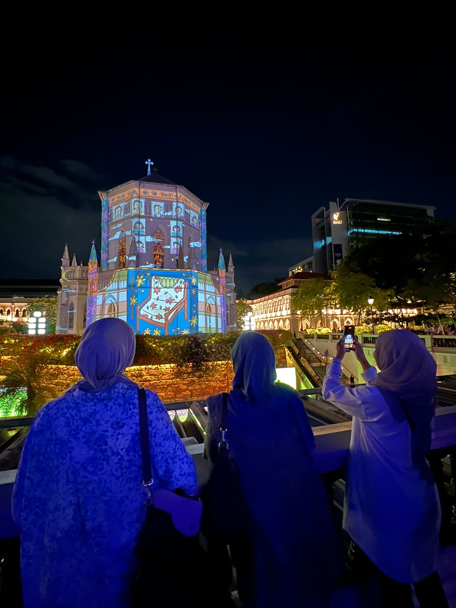 NTUsg's tweet photo. Casting new light on #heritage through #art: Through #illustration and #animation, #NTUsg School of Art, Design and Media (ADM) alumna Hafizah Jainal is sharing her grandparents’ migration journey in her debut #LightProjection, currently being cast on the facade of CHIJMES as part of the Singapore Night Festival 2025. The #artwork is driven by her desire to keep #CulturalHeritage alive: “I do not wish for stories of my grandparents to disappear or be forgotten, which is why much of my work revolves around researching family histories and documenting narratives through image making.”
Hafi is also the creative force behind the 🇸🇬 August SG60 Icons of Home commemorative pin, designed to capture the nation's spirit of celebration and togetherness. Through the pin, she highlights the common bonds, hopes, and dreams Singaporeans share for the future.
Don’t miss “Dari Pulau Ke Pulau (From One Island to Another)” by Hafi Jainal at #SGNightFest:
📍 CHIJMES | 🗓 On display now till 6 Sep
📸: Hafizah Jainal and HeritageSG
#NTUsgAlumni #NTUsgEducation #SNF2025 #SNFIslandNights #SGFestivals