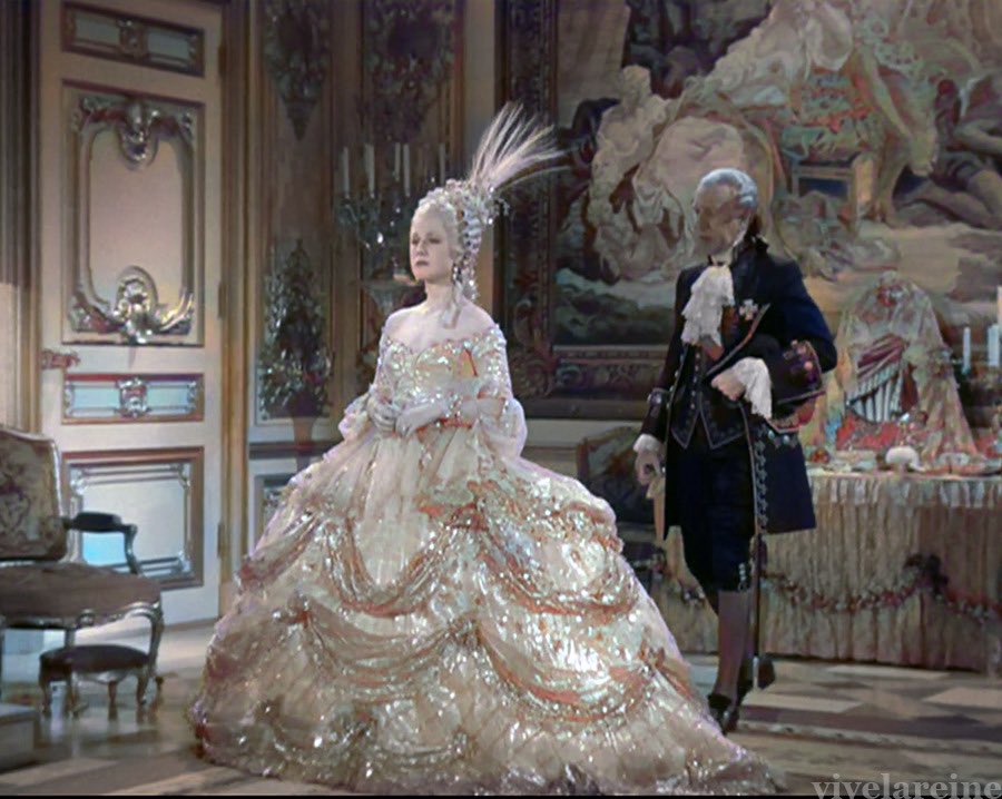 ✨Gwendoline Christie✨ SERVES just by existing. 🪡

PS: reminds me of the ‘Marie Antoinette’ (1938) gown.
