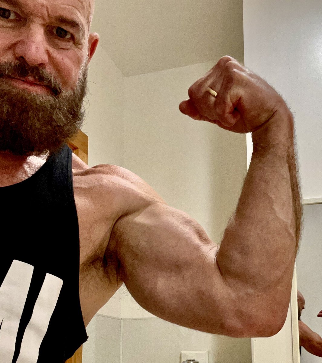 PastorPaulB1's tweet image. More back, bi’s and ab work in tonight’s session. The steroid in my chemo mix usually gives me a burst of energy, but it didn’t show up this time. So I dragged myself to the gym &amp;amp; every set was a struggle. But it’s done ✅. #consistent