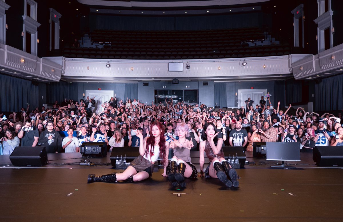 [#VIVId_dayZ] 📸

2025 VIVIZ WORLD TOUR [NEW LEGACY] in CHARLOTTE 완료✨

나비가 보여주는 맘 어떻게 사랑이 아니겠어?💭 삐지는 오늘도 나비 사랑해💗

#VIVIZ #비비지
#EUNHA #은하 
#SINB #신비 
#UMJI #엄지
#NEW_LEGACY