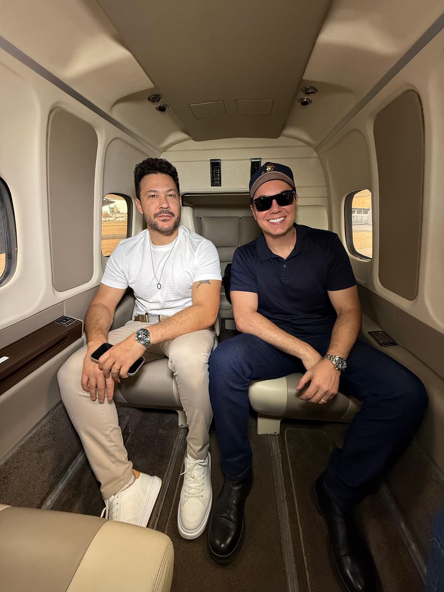 JBeVinicius's tweet photo. Turma bora iniciar os shows da semana, hoje é por aqui Confresa/MT!  
E não poderíamos deixar de agradecer vocês pelo carinho com a gente, estamos com 18 músicas em alta aqui no Instagram, usou nossa música marca @ que estamos de olho! 🚀 https://t.co/IsHyyhmofV