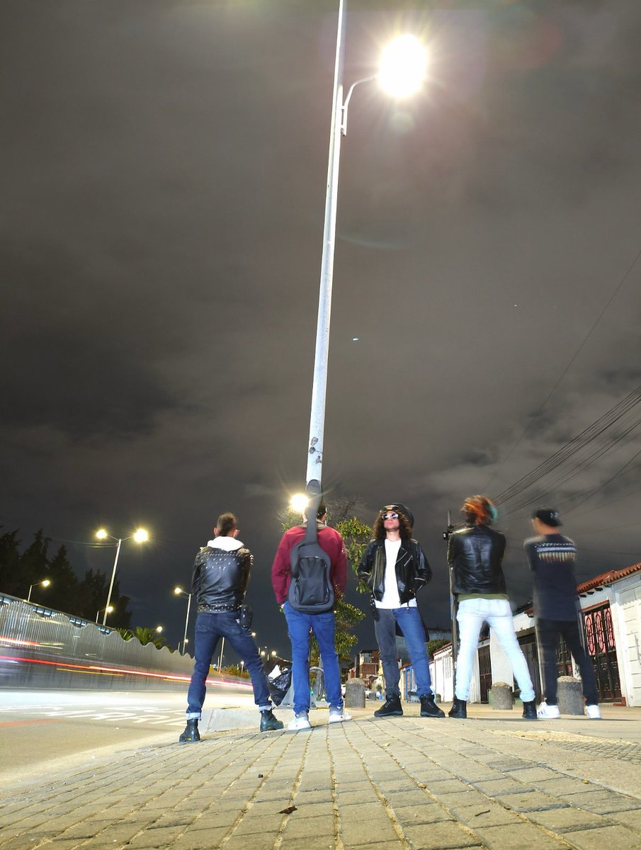 AcidBullets_'s tweet image. Cada nuevo comienzo viene del final de algún otro comienzo. 
#AcidBullets