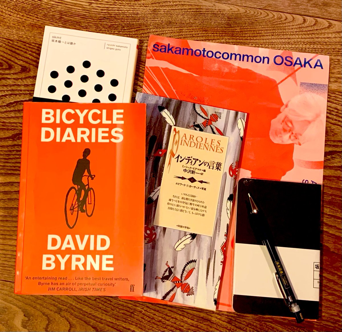 BooksStanton's tweet photo. #VS. で開催中の #sakamotocommon OSAKAへ。坂本龍一(教授)の奏でるピアノの旋律と音響、映像や照明のインスタレーションを浴びるように鑑賞。#坂本図書 分室として再現された本棚では教授の脳内や思考の流れに興奮し、蔵書の中から親交のあったデヴィッド・バーンと中沢新一訳書をグッズと併せて購入! https://t.co/go79pl9XEe