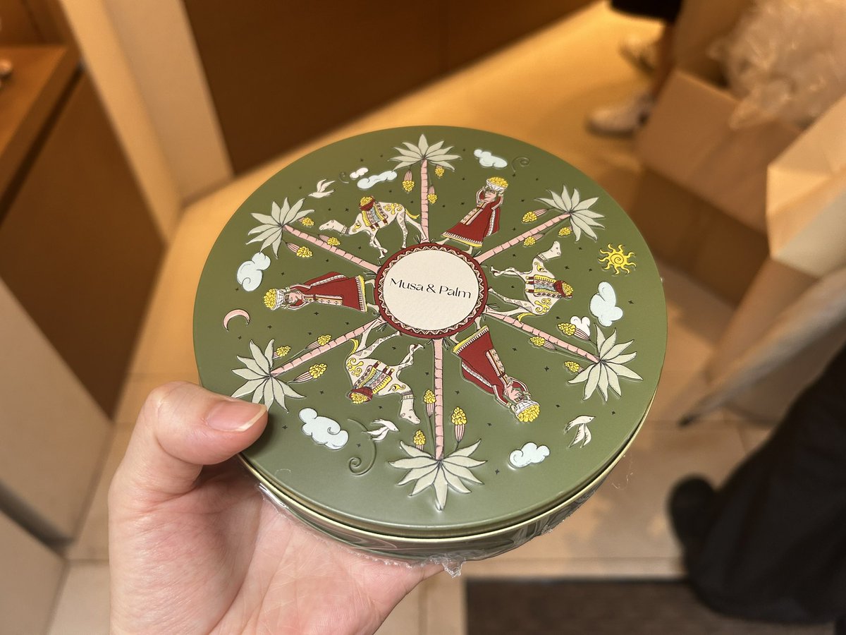 デーツのアソート缶を買いにサウジアラビア館再訪。4つの産地のデーツ