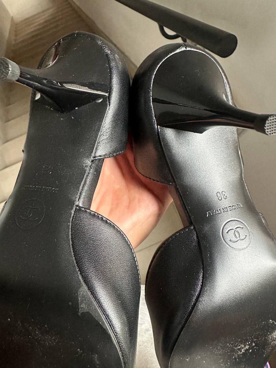ZeroSong123's tweet photo. 好久没扫到香奈儿的高跟鞋了 简直不要太舒服了 这种类似于全拖的撸起来也没有说格外的硌手 高跟鞋里面每次都有淡淡的香味 一边闻一边撸 别提有多舒服了 屋主就是个空姐来的 之前刷到她的抖音 一边撸一边看 #扫楼 #打胶 #射鞋 #高跟鞋 #丝袜 #内衣 #内裤 https://t.co/cs4ZoYZwNB