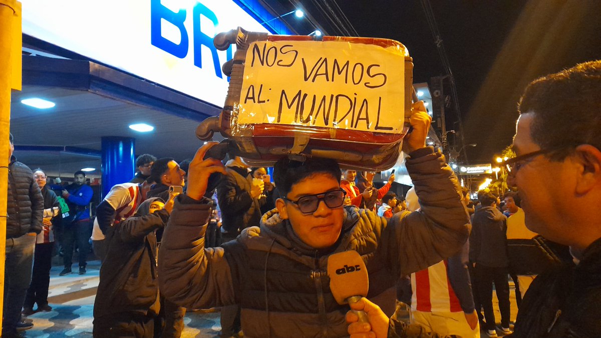 Miles de paraguayos salieron en el centro de la ciudad de Pilar a celebrar la clasificación de Paraguay al mundial de los EEUU. <a href="/ABCCardinal/">ABC Cardinal 730 AM</a> <a href="/AM_1080/">Monumental AM 1080</a> <a href="/nanduti/">Radio Ñandutí</a>