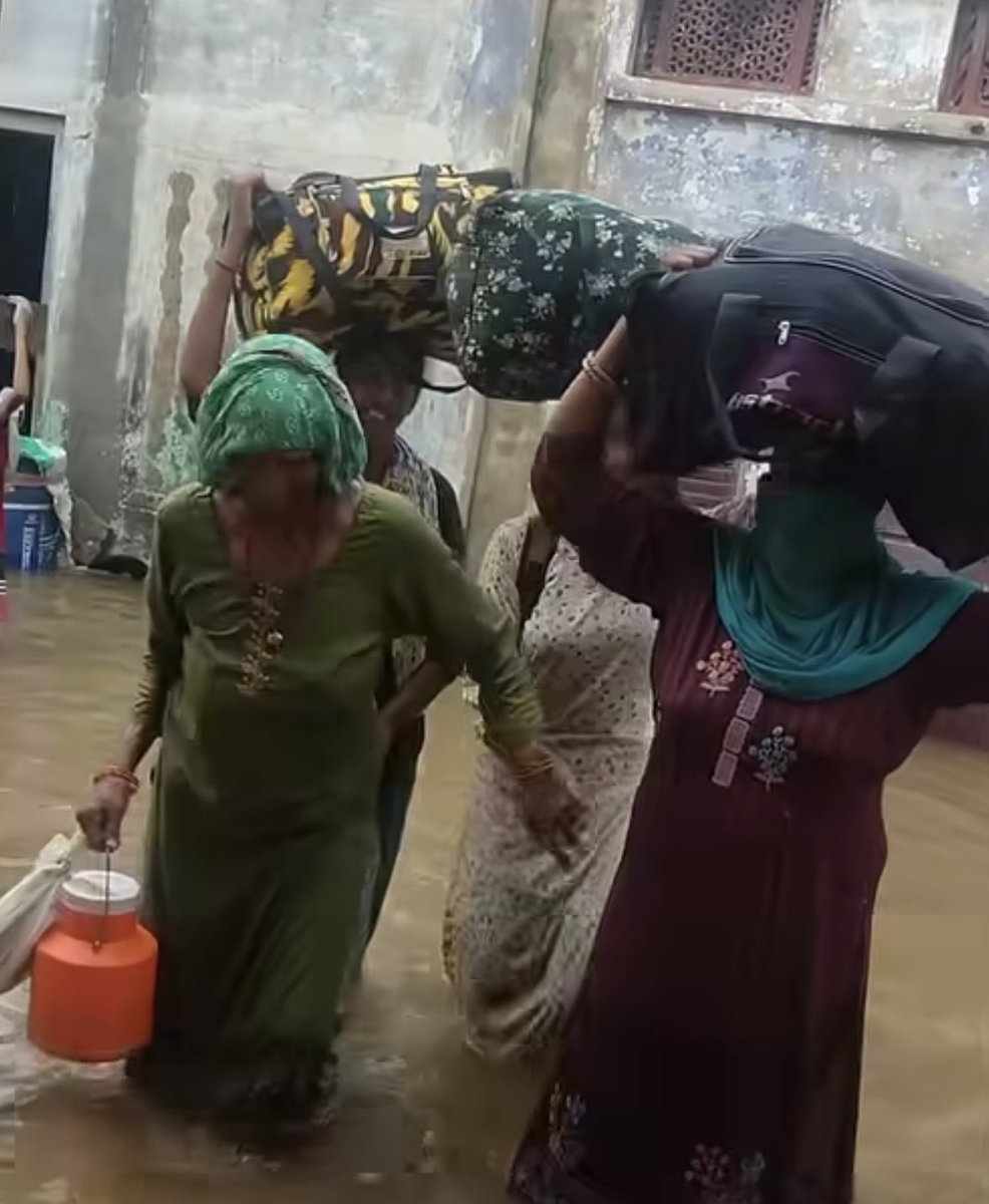 गाँव लितानी, ज़िला हिसार में बाढ़ के कारण भारी नुकसान हुआ है। अनेक परिवार अपने घर छोड़कर पलायन कर चुके हैं। घटना को 4 दिन बीत चुके हैं, किंतु अब तक पानी की निकासी का कोई समाधान नहीं हो पाया है। <a href="/NayabSainiBJP/">Nayab Saini</a> <a href="/cmohry/">CMO Haryana</a> <a href="/AshokGargIAS/">Ashok Kumar Garg IAS (Retd.)</a> <a href="/DiprHaryana/">DPR Haryana</a>