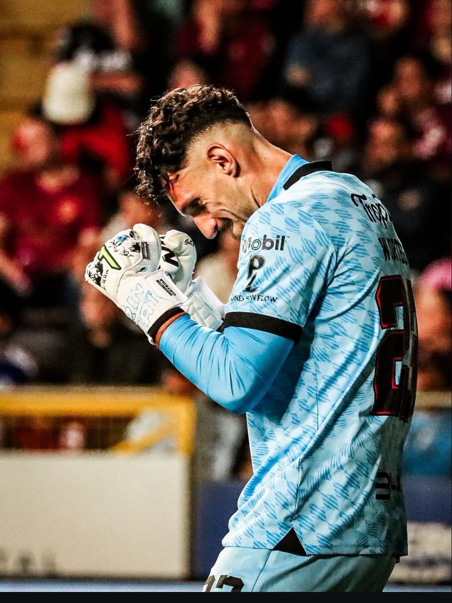 Estos maes están tan en la pura piedra que lo último que han celebrado es un empate al último minuto contra La Liga en su propio y asqueroso "estadio".
El Pikanazo los hizo mierda, se han vuelto un equipo mediocre por culpa de sus mismos aficionados.