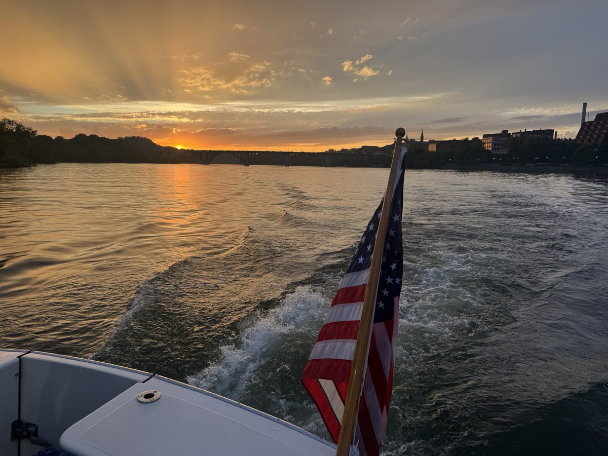 stephlebouder's tweet photo. Stunning sunset as seen from the Potomac this evening.  @capitalweather https://t.co/4hEUbEKs1B