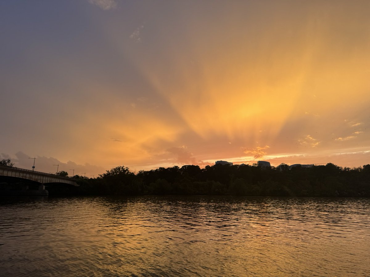 stephlebouder's tweet photo. Stunning sunset as seen from the Potomac this evening.  @capitalweather https://t.co/4hEUbEKs1B