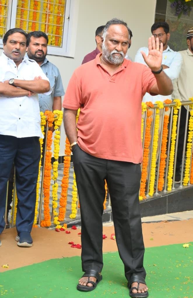 ImJaggaReddy's tweet image. సంగారెడ్డి ప్రభుత్వ హాస్పిటల్ లో మెడికల్ కాలేజ్ ప్రారంభోత్సవ కార్యక్రమంలో పాల్గొన్న జగ్గారెడ్డి, హెల్త్ మినిస్టర్ దామోదర రాజనరసింహ, నిర్మల జగ్గారెడ్డి..

#Sangareddy #Jaggareddy #DamodaraRajaNarasimha #NirmalaJaggareddy #MedicalCollege