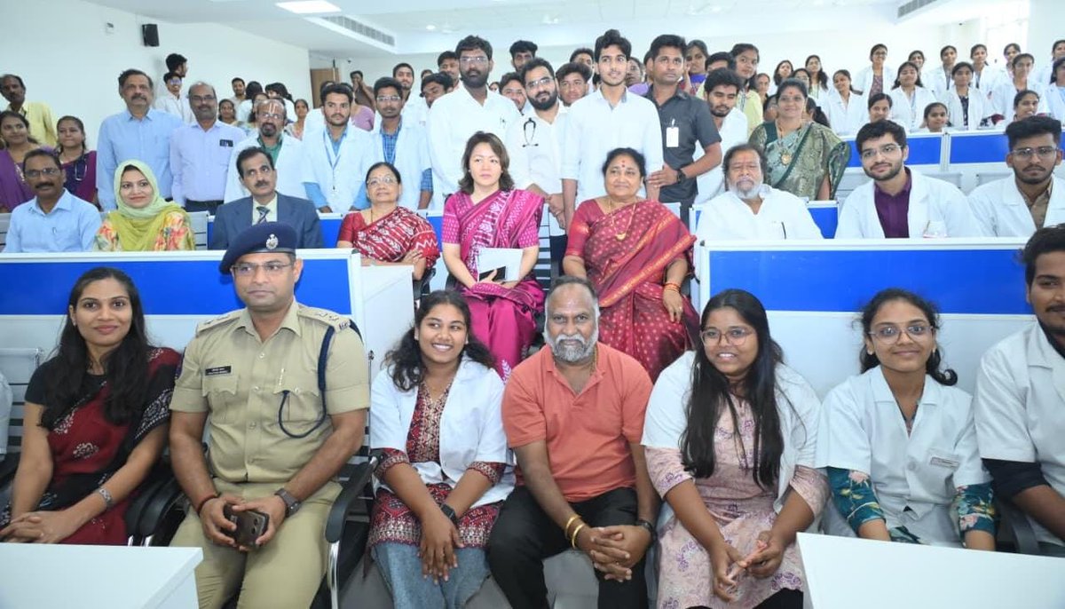 ImJaggaReddy's tweet image. సంగారెడ్డి ప్రభుత్వ హాస్పిటల్ లో మెడికల్ కాలేజ్ ప్రారంభోత్సవ కార్యక్రమంలో పాల్గొన్న జగ్గారెడ్డి, హెల్త్ మినిస్టర్ దామోదర రాజనరసింహ, నిర్మల జగ్గారెడ్డి..

#Sangareddy #Jaggareddy #DamodaraRajaNarasimha #NirmalaJaggareddy #MedicalCollege