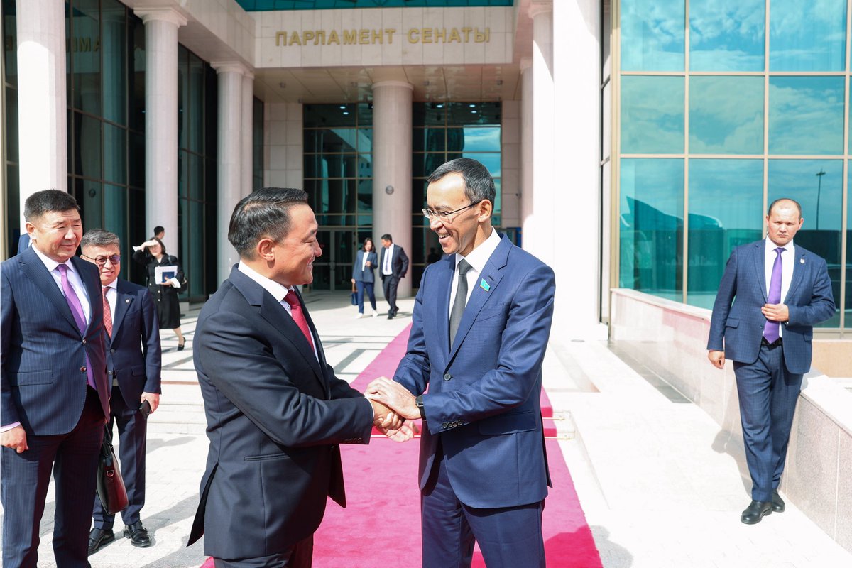 AmaraaDshzvg's tweet photo. 🇲🇳🤝🇰🇿БНКУ-ын Парламентын Мажилисийн дарга Е.Кошановтой албан ёсны хэлэлцээ хийж, хамтын ажиллагааны санамж бичигт гарын үсэг зурсан нь парламент хоорондын эрх зүйн үндсээ бэхжүүлж, бүлгүүдийн олон талт харилцааг эрчимжүүлэхэд чухал юм. 
 
📋 Ховд аймгийн Засаг дарга М.Амарсанаа, Дорнод Казахстан мужийн захирагч Нурымбек Сактагонов нар Ховд аймаг, БНКУ-ын Дорнод Казахстан муж хоорондын Хамтын ажиллагааны санамж бичиг байгууллаа. 

👏БНКУ-ын Парламентын Сенатын дарга М.Ашимбаетай хийсэн уулзалтаар хамтарсан томоохон төсөл хөтөлбөрийг хэрэгжүүлэх, 2 улсын хооронд шинэ маршрут бий болгох чиглэлээр санал солилцлоо. 
 
📊 Астанагийн Олон Улсын санхүүгийн төв, Монгол Улсын Санхүүгийн зохицуулах хороотой хамтын ажиллагааны баримт бичигт гарын үсэг зурлаа. 2 орны худалдаа, эдийн засгийг эрчимжүүлэхэд бизнесийн салбарын хэлхээ холбоо чухал юм. 
 
💻 БНКУ-ын Цахим засаглалын төв нь хиймэл оюун ухааныг олон салбарт урт хугацаанд хөгжүүлэх сайн туршлагыг амжилттай хэрэгжүүлж байна. УИХ-аас төрийн үйлчилгээг цахим хэлбэрээр үзүүлэхтэй холбоотойгоор хууль хоорондын давхардал, хийдэл, зөрчлийг арилгахад анхааран ажиллаж байна.