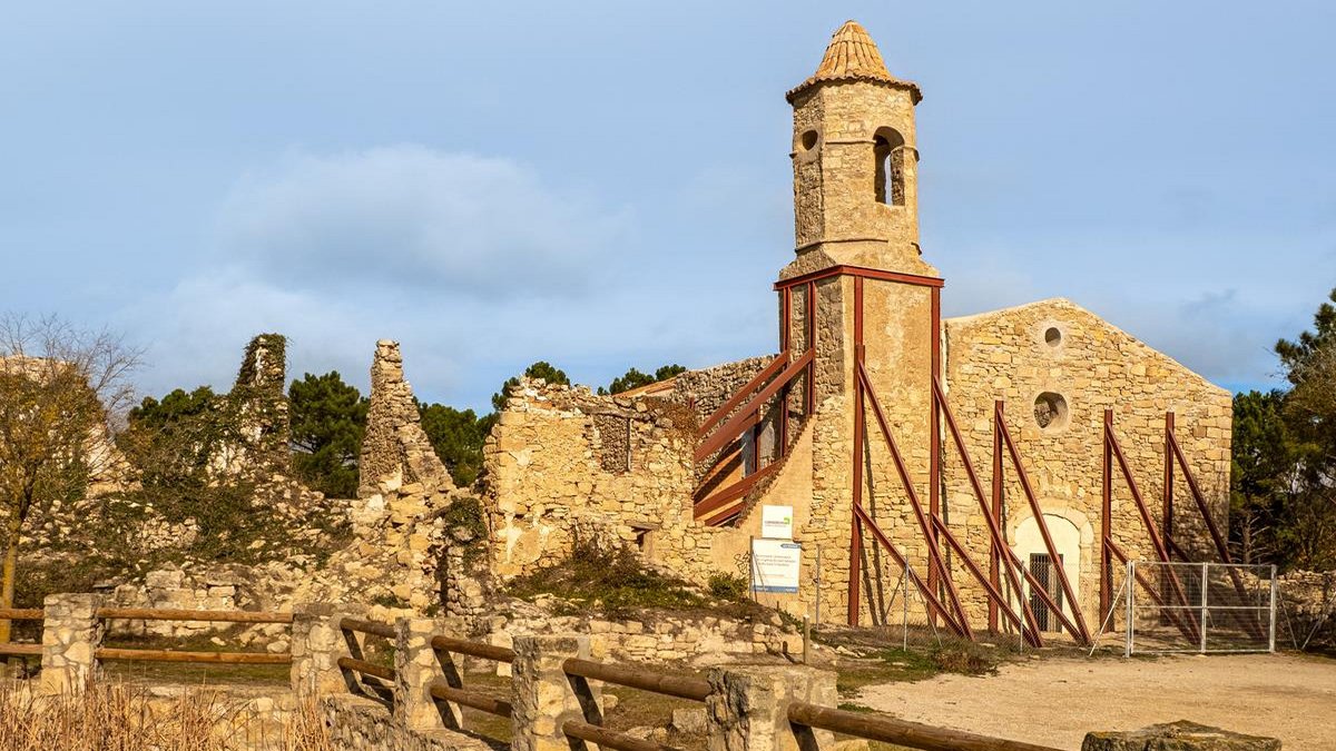 PlomaDigital's tweet photo. La Mussara: el poble abandonat on les llegendes fan més soroll que les campanes https://t.co/8WWfipZgMH https://t.co/z46qtLxoEd