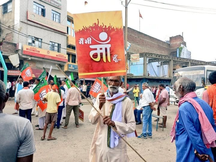 अरे दादा ! आपने गलत पोस्टर उठा लिया है।
आप " मां " नहीं पिता जी हैं। 🤗😇