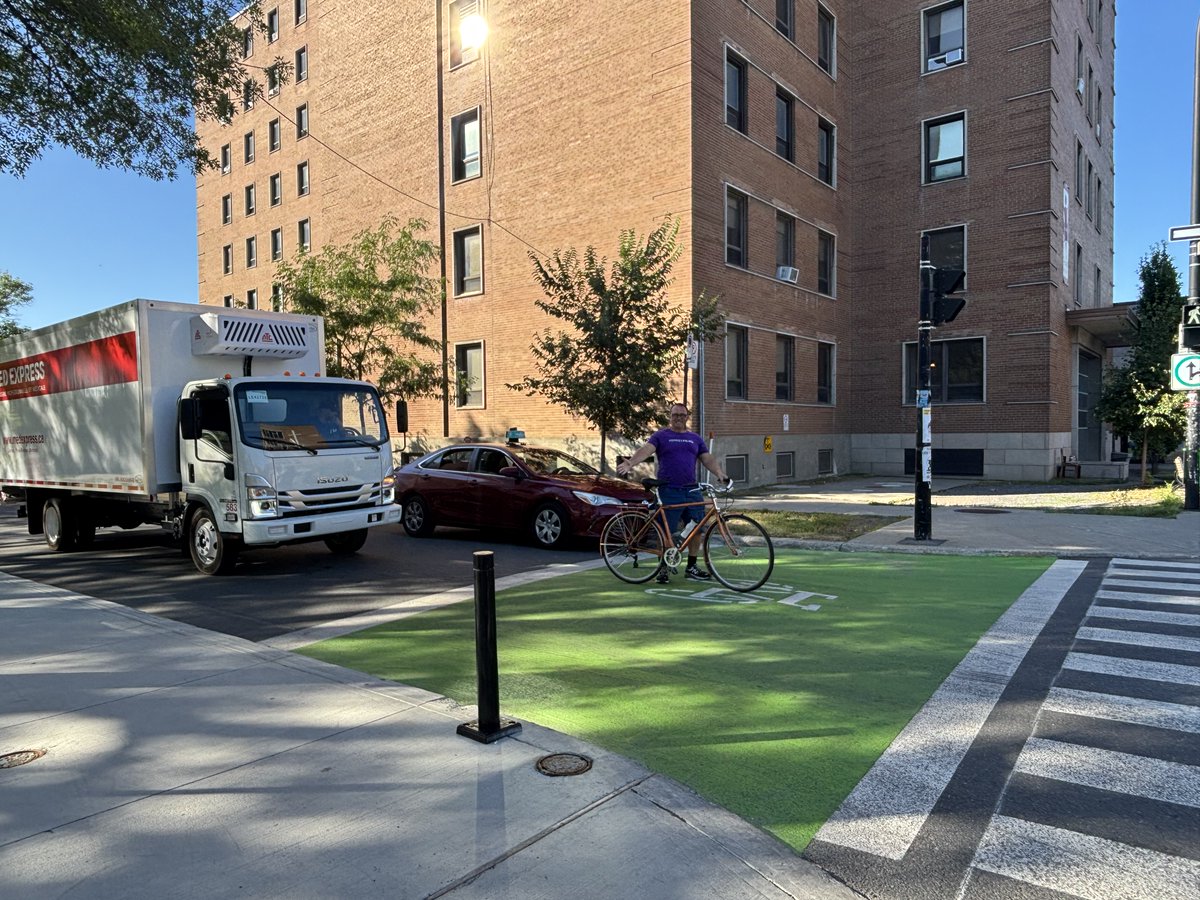 PurpleClarence's tweet photo. That's some massive #FreshKermit in Montreal. Saw these #bikebox-es often on narrowed streets with #daylighting https://t.co/eAZwkU5FtD