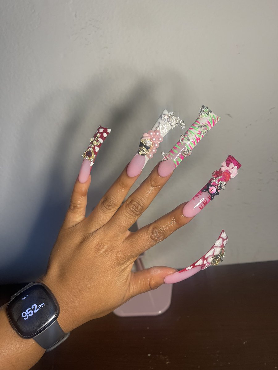 send the girlies that like  press-ons to me 💋.