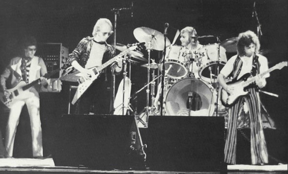 📻 September of 1971- While #WishboneAsh are on stage at an outdoor concert, hot dog vender Francisco Carrasco is shot dead. The tragedy inspires the song "Rock 'N' Roll Widow" #classicrock #rocknroll                                               185552 open.spotify.com/track/51c6jd3e…