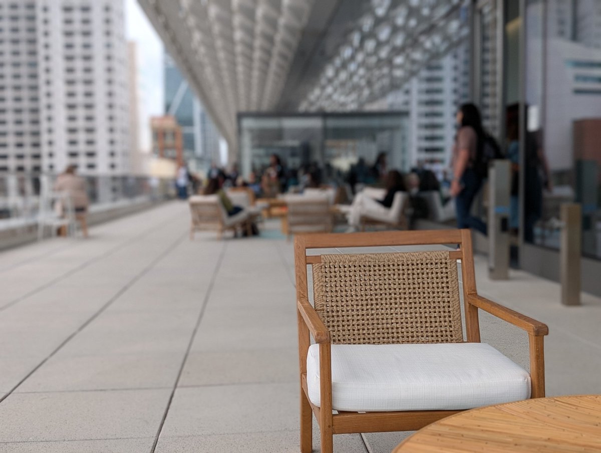 tomohikohimoto's tweet image. #HubSpot の #INBOUND25 2日目です！
最初の入場のときにもらうストラップは参加者の証明と併せて、ボタンを押すと相手と連絡先交換ができる機能もあります。（昔の赤外線通信のようなもの）

また、セッションの合間には仕事やランチができるように緑あふれる中庭で過ごすことができるのも魅力です！