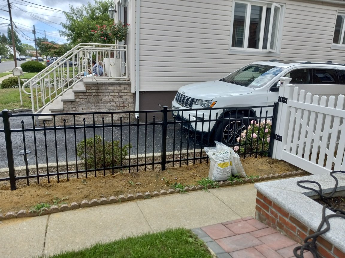 Liberty_Fence's tweet photo. Good fences make good neighbors — especially when they don’t block the driveway view. Our 36” aluminum fencing keeping things open, safe, and stylish!

#aluminumfence #fence #fences #fencecompany #fencecontractor #fencebuilder #LongIsland https://t.co/vRRaBAT0dk