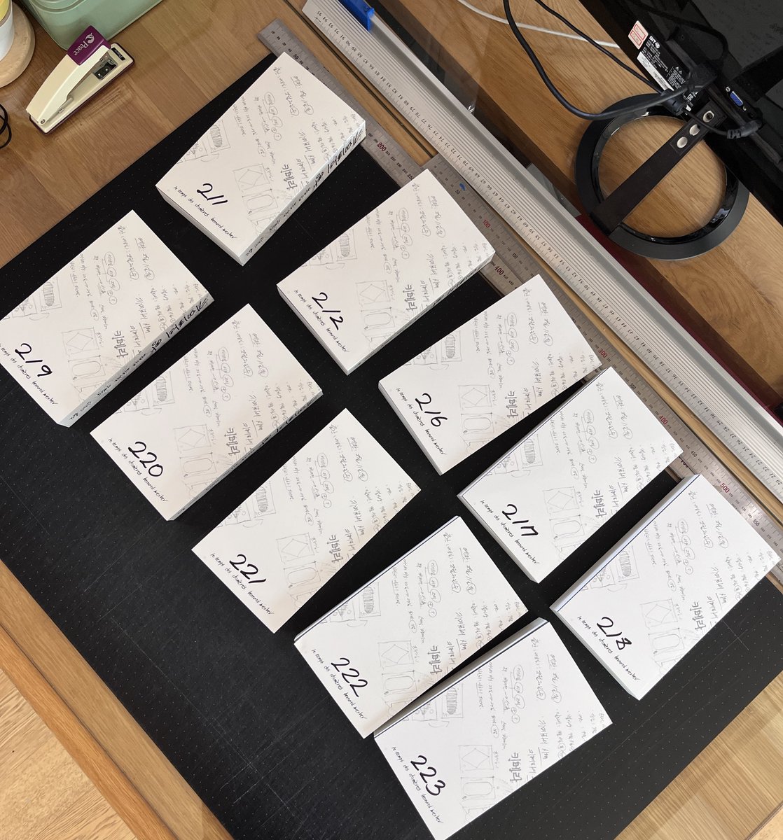 <키메라의 땅>으로 전국을 돌며 독자님들에게 많이 들었던 말. "표지가 너무 예뻐요." "그리고 가제본 더 없어요?"

그래서 지금 방금 봉식C  책상에 남아있는『키메라의 땅』가제본 털어 왔습니다. 읽고 싶으신 분?

계정 팔로우와 본 게시물 RT하신 분들 중 10명.
9/9(화) 발표.