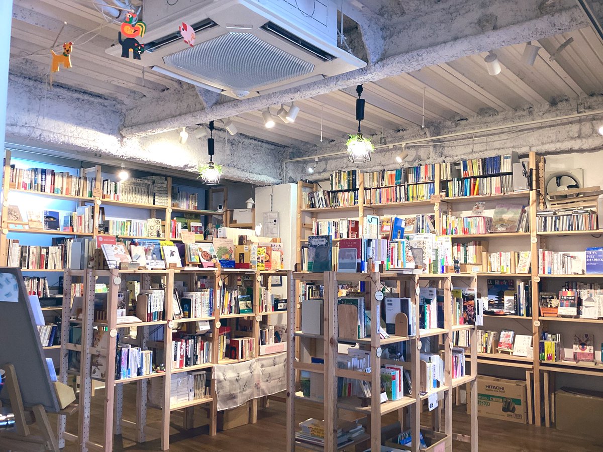 京都は御所の西、こもれび書店です

9/5 開けました。今日は延長営業20時までです。

京都は夜から朝に雨が降っていましたが、今は雨風の影響はありません

今週も63の貸棚と新本いろいろ揃えてお待ちしています🍃