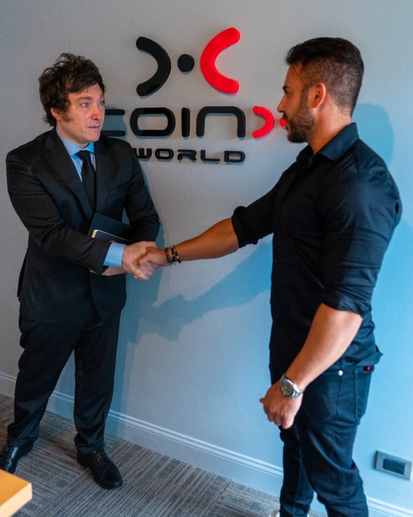 mis2centavos's tweet photo. 🔴 ÁLBUM DE ESTAFADORES

@JMilei con...

1) Francisco Hauque, de la estafa #CoinX.
2) Jordan Belfort, alias "El Lobo de Wall Street".
3) Hayden Davis, de la estafa $LIBRA.
4) Michael Milken, que inspiró el personaje de Gordon Gekko en la película "Wall Street".

¿Hace falta algo más para que se den cuenta?
