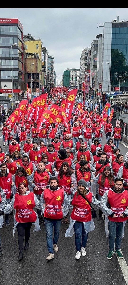 HARAMİLERİN SALTANATINI
YIKACAĞIZ 

Gerçek Sosyalizm ilkeler üstüne inşa edilen idolojik bir  görüştür.
Bu ilkelerin hiç biri birbirinden bağımsız hareket etmez.tüm ilkeler birbirine sıkı sıkıya bağlı ve birbirini tamamlayıcı nitelik taşır.
Birini içinden çekerseniz,binanın kilit