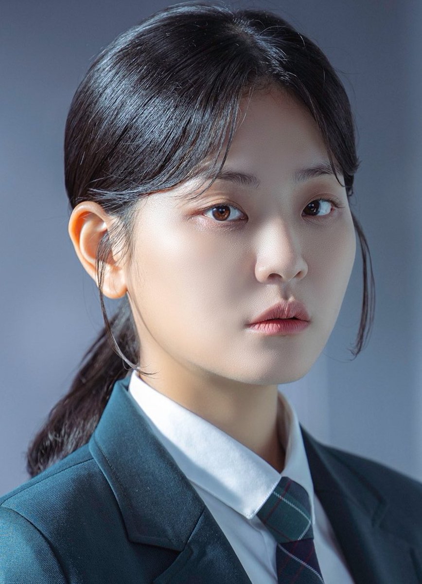 Amore_1026's tweet photo. WOO SEULGI is the protagonist of "Friendly Competition." She transferred to Chaehwa Girls' High School due to her great test scores from her previous school but has trouble connecting with people due to her poor life style. 💛💛💛
#FriendlyRivalry #BestNewComer https://t.co/tEsjadHwlb