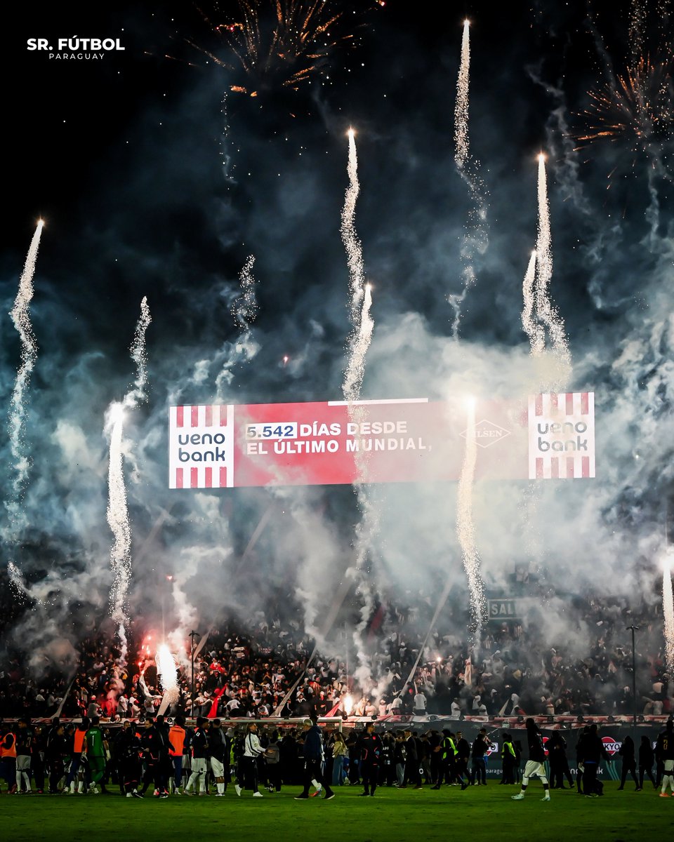 Qué imagen. Paraguay VUELVE OFICIALMENTE a una Copa del Mundo. Las pantallas anuncian los días que pasaron desde la última vez, mientras comienza el show de fuegos artificiales en Graderías Sur.

❤️🇵🇾 Para encuadrar.