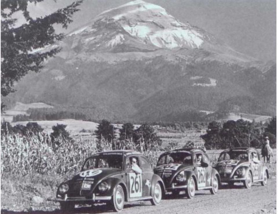 #SabiasQue durante la Carrera Panamericana de 1954, participaron 7 Volkswagen en la justa, fueron apodados "los 7 enanos", que si bien no estaban ahí para ganar el primer lugar, demostraron una gran resistencia y confiabilidad
<a href="/Volkswagen_MX/">Volkswagen México</a> #Retro