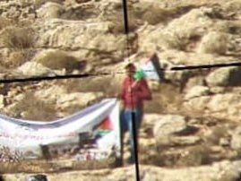 La imagen que subió un soldado sionista a sus redes, donde se muestra apuntando a la cabeza de un civil palestino que protesta pacíficamente contra el terrorismo de los colonos en Cisjordania.

Los nazis al menos escondían sus crímenes, los sionistas se enorgullecen de ellos y