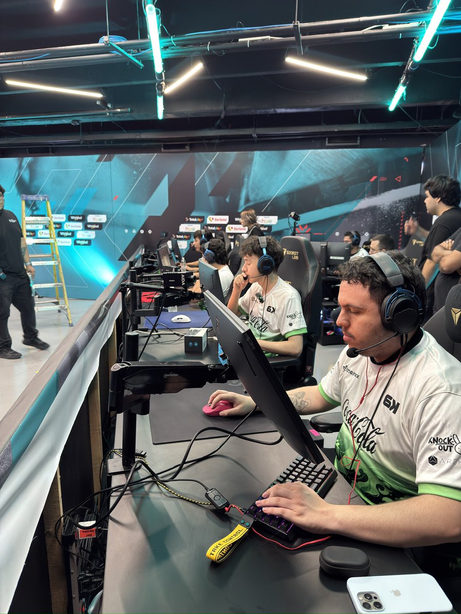 SixKarmaEsports's tweet image. Afinando detalles para mañana. La ola verde se prepara para inundar Monterrey 💪🌊💚 #VCLlatam