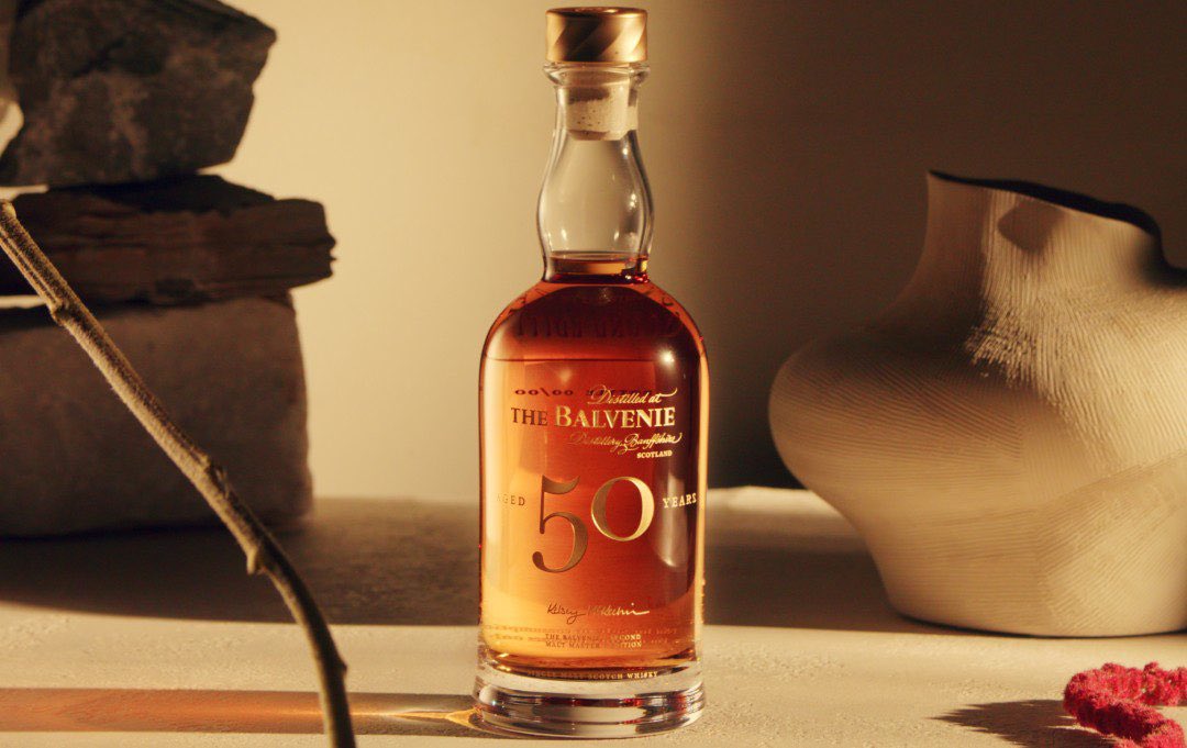 バルヴェニーの3部作からなる長期熟成シリーズ「フィフティ•コレクション」より
第2弾「セカンドエディション」が登場🥃

ヨーロピアンオークのリフィルバットと、アメリカンオークのホッグスヘッド樽の原酒が使用されています。

97本限定、£42,500＝約846万円で英百貨店ハロッズ独占発売。